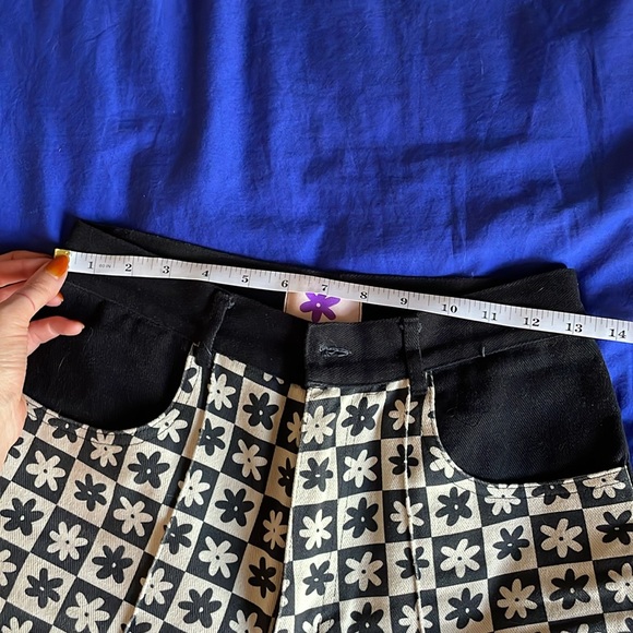 Lisa Says Gah Robyn Jean in Black Daisy - Picture 5 of 8